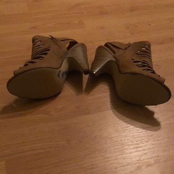 Peep toe tan heels - Picture 3 of 3